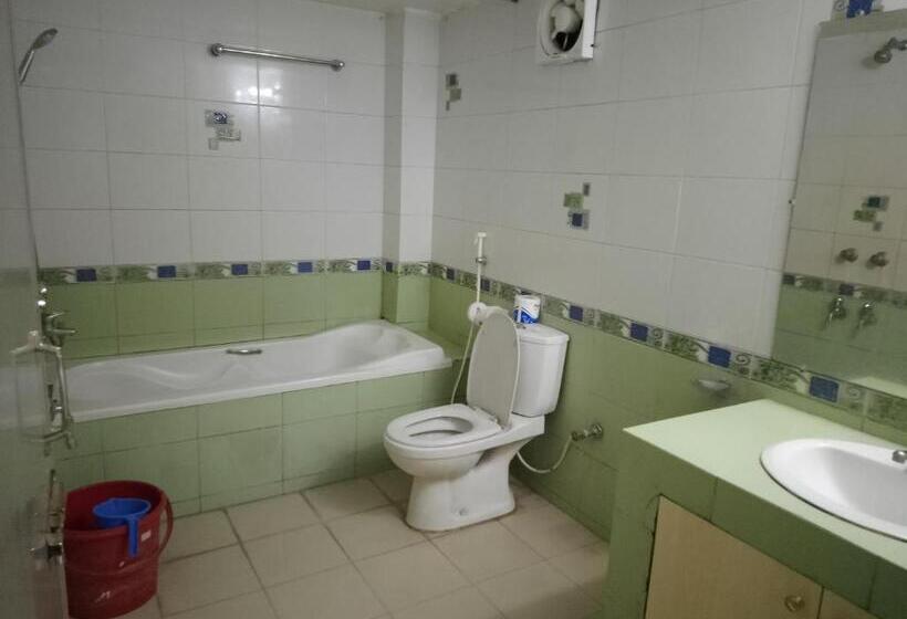 سوییت لوکس, Rainbow Guest House