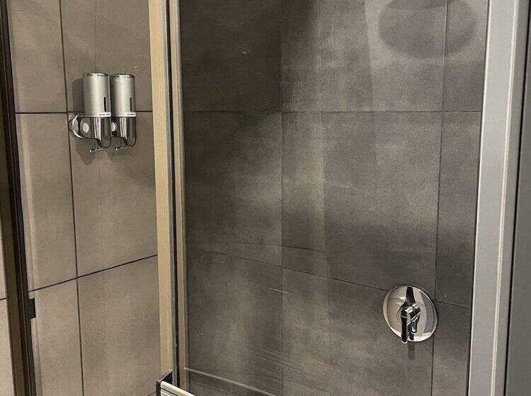 اتاق استاندارد چهارنفره با سرویس بهداشتی مشترک, Mons Hostel