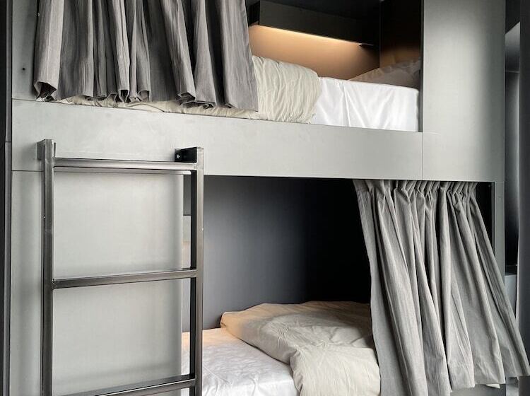 اتاق استاندارد چهارنفره با سرویس بهداشتی مشترک, Mons Hostel