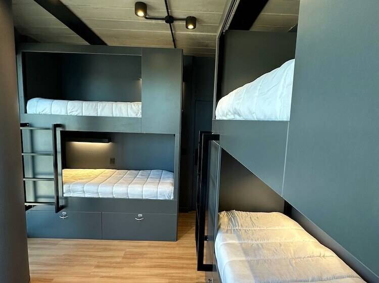 اتاق استاندارد چهارنفره با سرویس بهداشتی مشترک, Mons Hostel