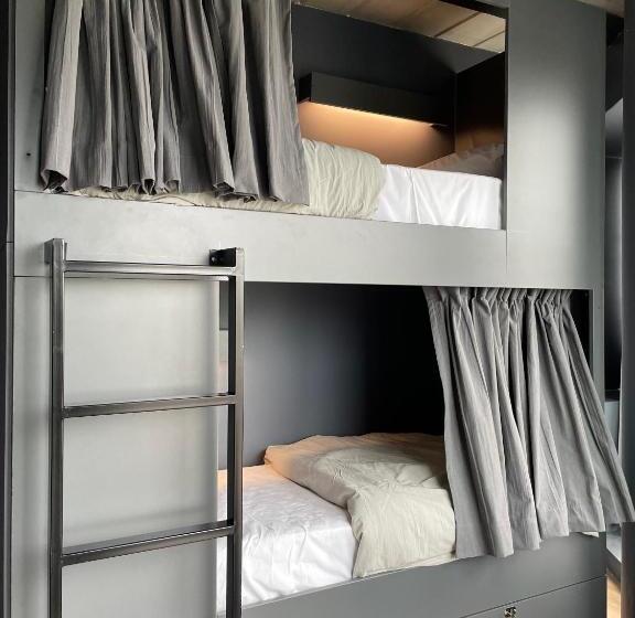 تختخواب در اتاق مشترک, Mons Hostel