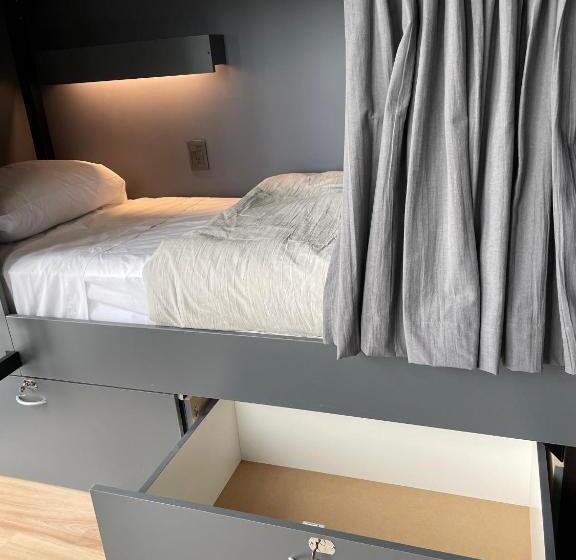 اتاق استاندارد چهارنفره با سرویس بهداشتی مشترک, Mons Hostel