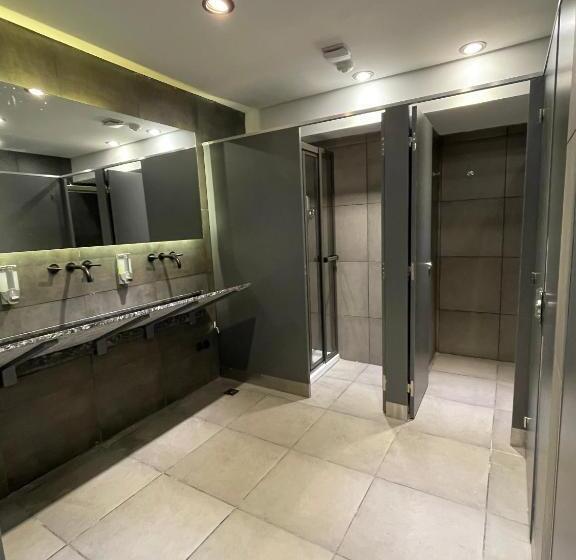 اتاق استاندارد چهارنفره با سرویس بهداشتی مشترک, Mons Hostel