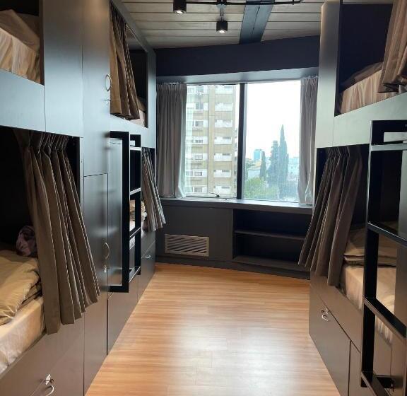 اتاق خانوادگی, Mons Hostel