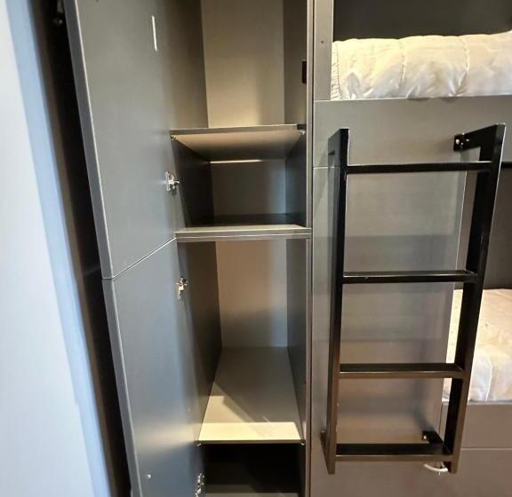 اتاق خانوادگی, Mons Hostel