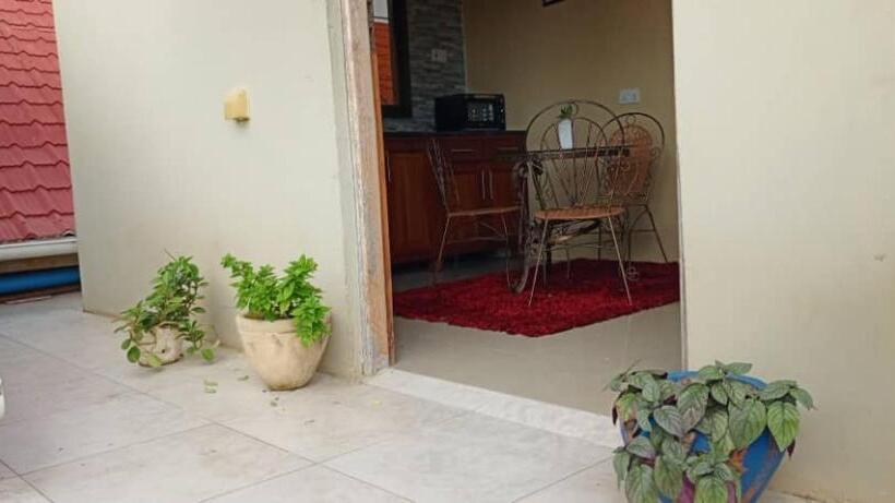 חדר סטנדרט, Veronica House