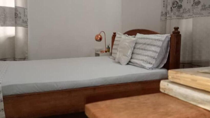 חדר סטנדרט, Veronica House