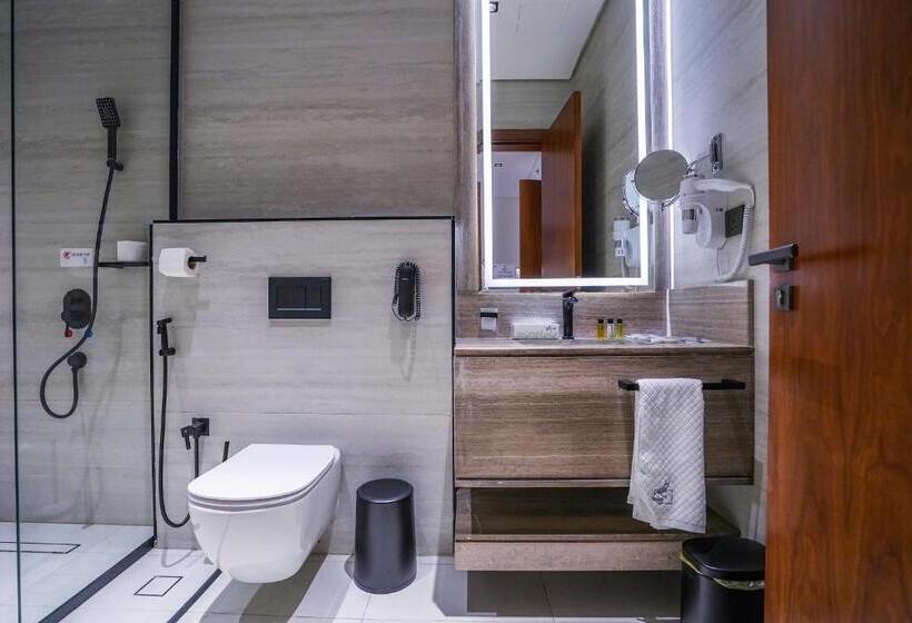 جناح جونيور, Vivian Park El Raeid