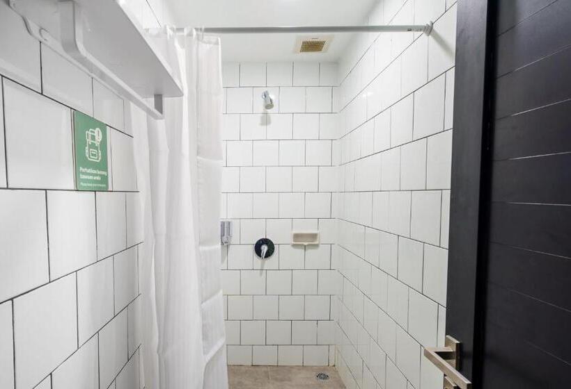 غرفة قياسية حمام مشترك, Bobocabin The Tavia, Puncak