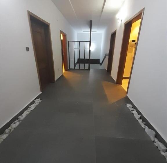 1 Bedroom Penthouse Apartment, Toilcam