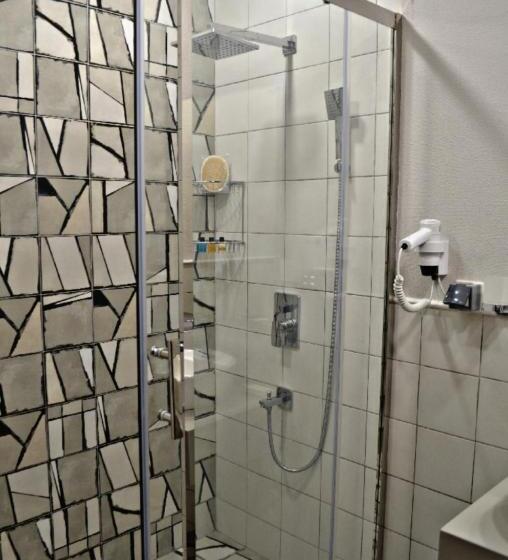 سوئیت با تخت بزرگ, Arena Sport