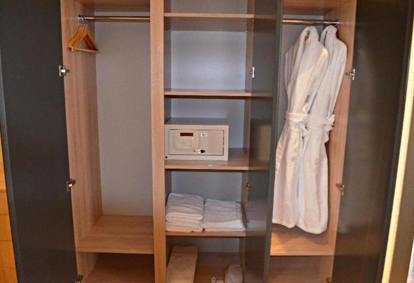 سوئیت با تخت بزرگ, Arena Sport