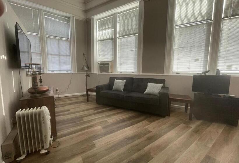 جناح عائلي, The Carrick