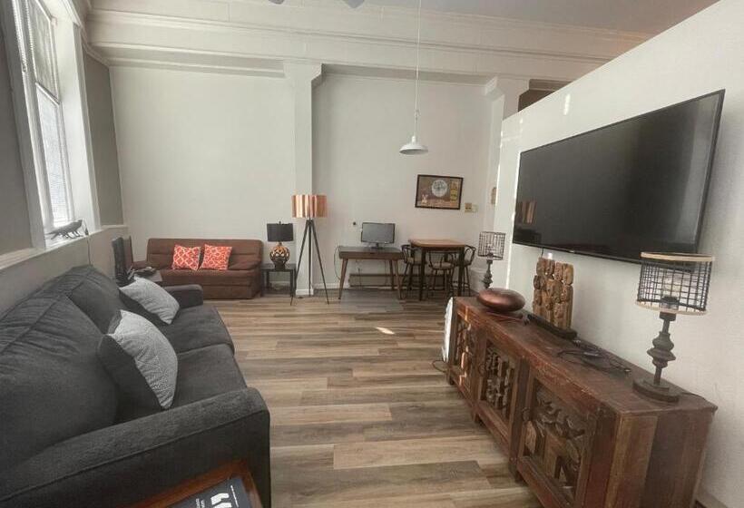 جناح عائلي, The Carrick