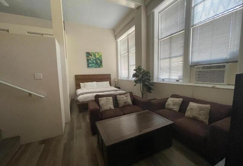 جناح عائلي, The Carrick