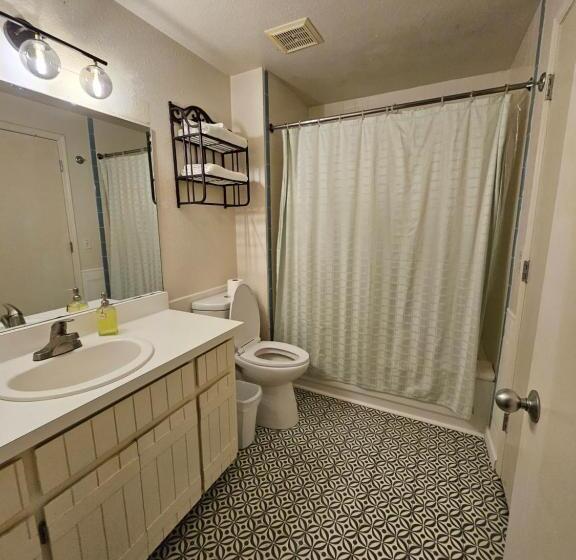 غرفة عائلية, The Carrick