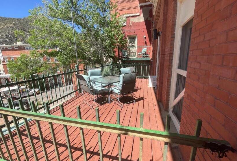 غرفة عائلية, The Carrick