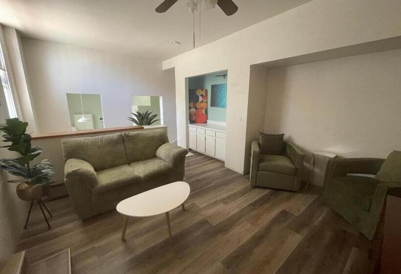 غرفة عائلية, The Carrick