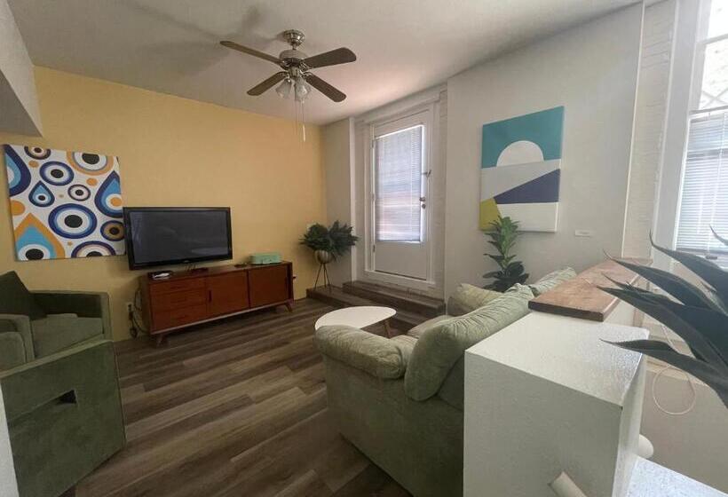 غرفة عائلية, The Carrick