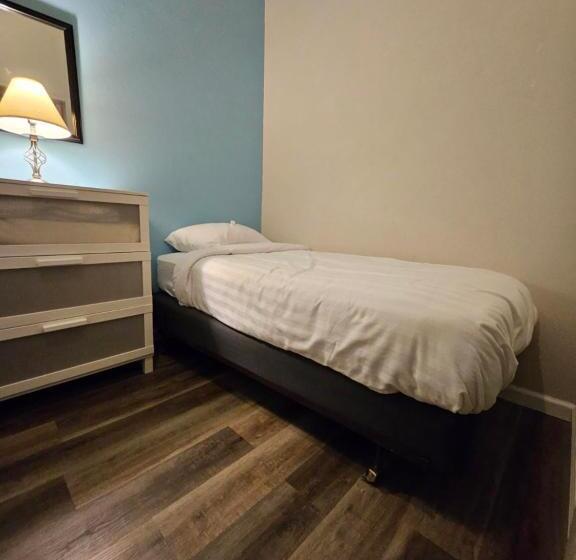 غرفة عائلية مطلّة علي الجبل, The Carrick