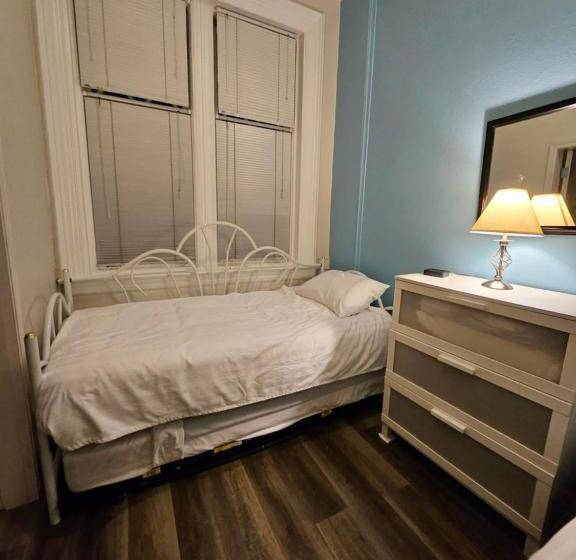 غرفة عائلية مطلّة علي الجبل, The Carrick