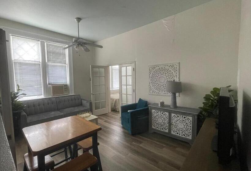 غرفة عائلية مطلّة علي الجبل, The Carrick