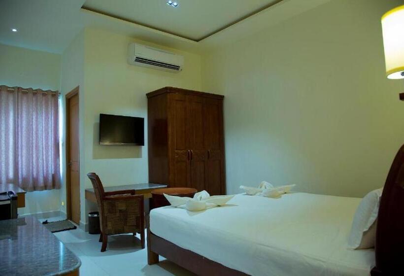 标准间, The Grand White Palace