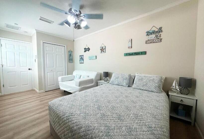 Standart Oda, Private Suite With Private Gym&patio, Minutes To Beaches, Up To 4 Guests