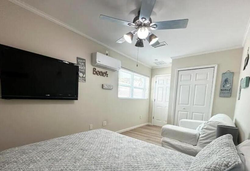 标准间, Private Suite With Private Gym&patio, Minutes To Beaches, Up To 4 Guests