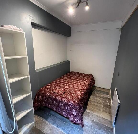 共用房间的床, Constanza