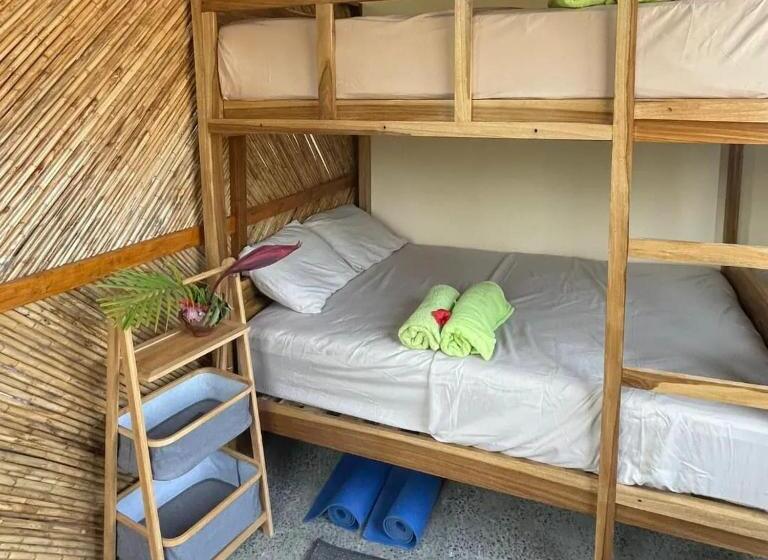 سرير فى غرفة مشتركه, Four Trees Jungle Lodge