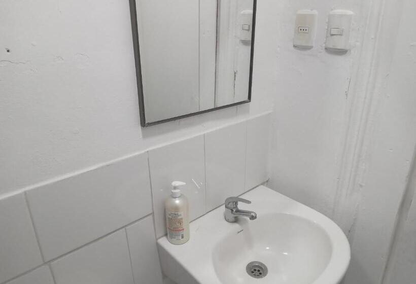 Четырехместный номер эконом класса с общей ванной комнатой, Hostal 4 Estaciones