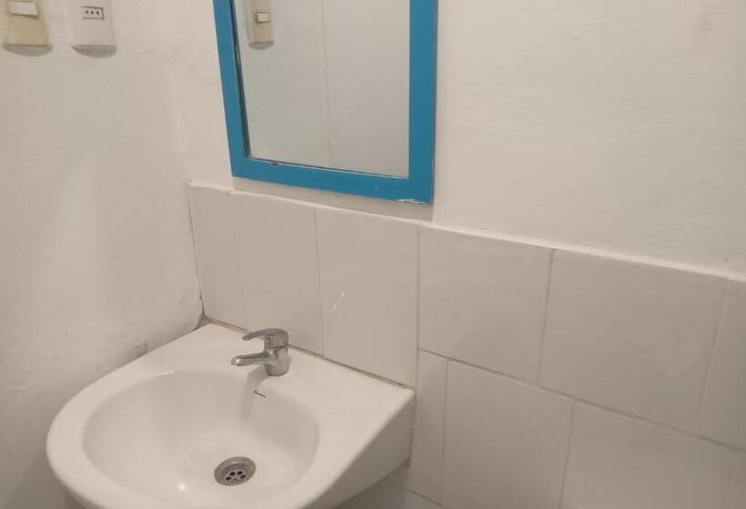 Четырехместный номер эконом класса с общей ванной комнатой, Hostal 4 Estaciones