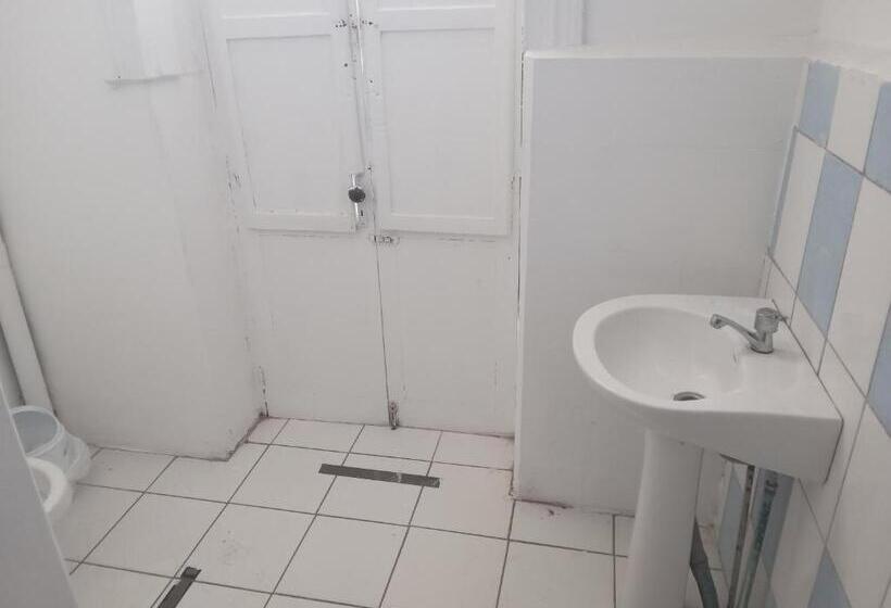 Номер Стандарт, Hostal 4 Estaciones