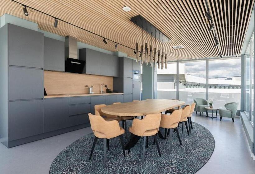 استودیوی لوکس, Student Experience Madrid Pozuelo   Luxury Hostel