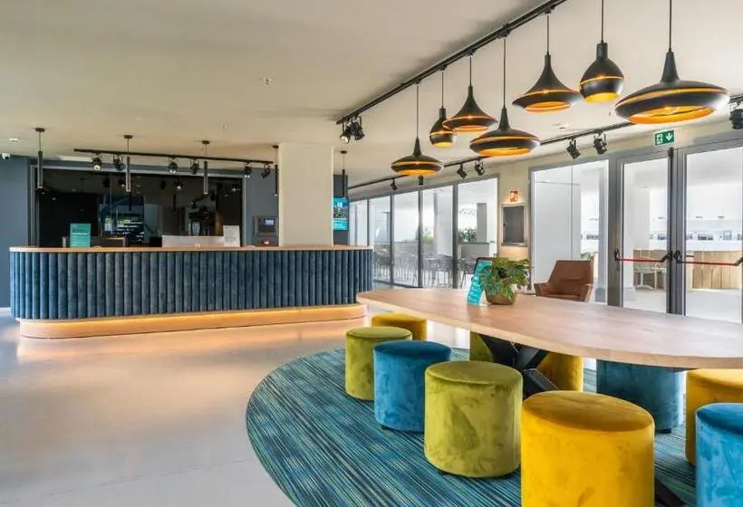 スタンダードスタジオ, Student Experience Madrid Pozuelo   Luxury Hostel