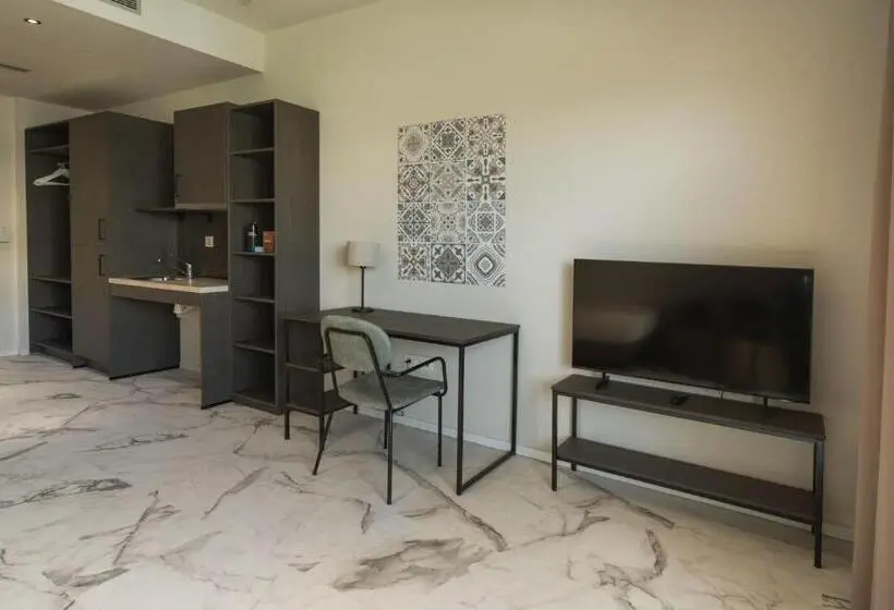 スタンダードスタジオ, Student Experience Madrid Pozuelo   Luxury Hostel