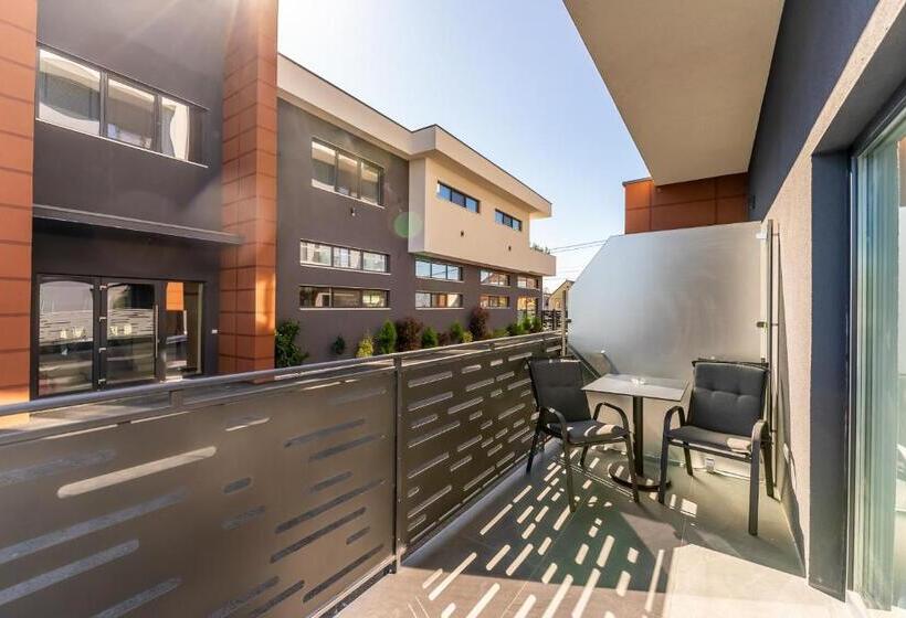 غرفة قياسية ثلاثية مزودة بشرفة, M City Apart