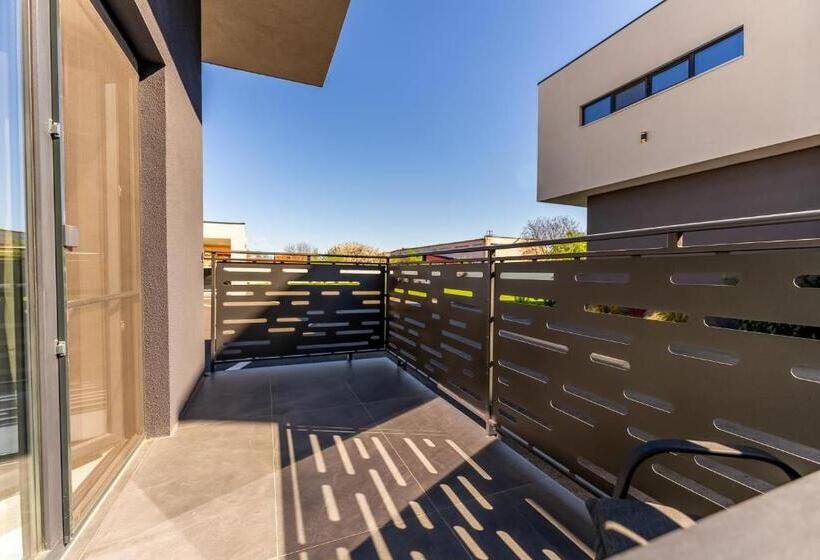 غرفة قياسية ثلاثية مزودة بشرفة, M City Apart