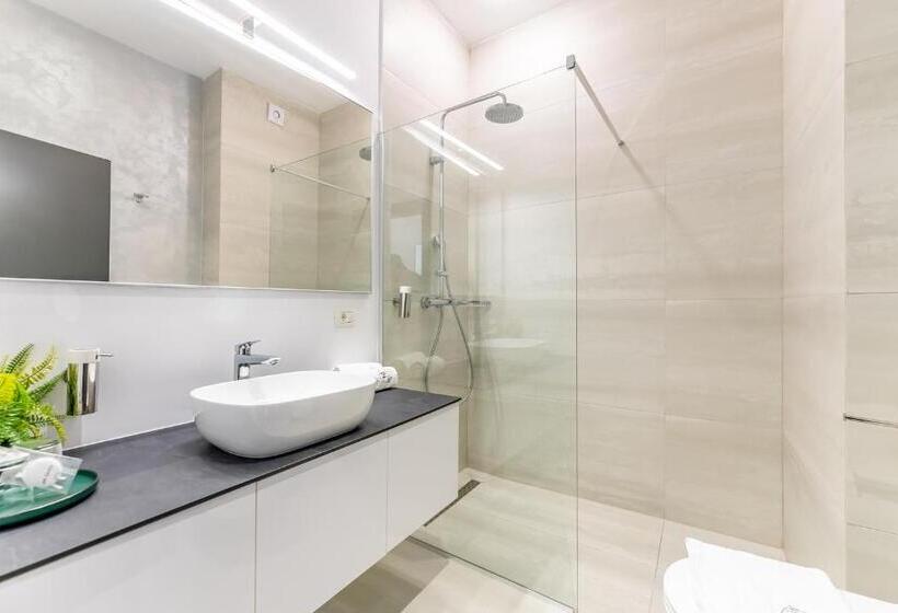 غرفة قياسية ثلاثية مزودة بشرفة, M City Apart