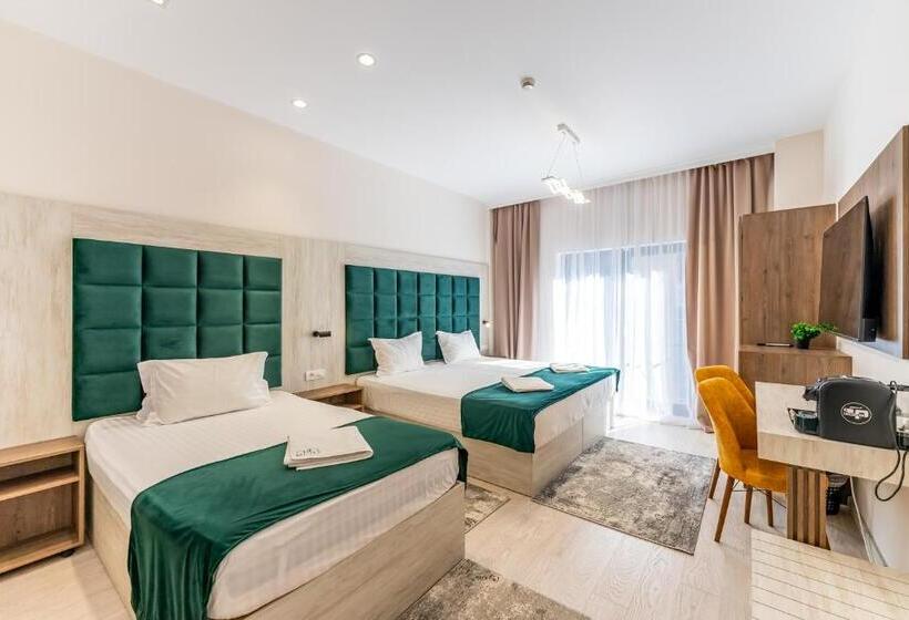 غرفة قياسية ثلاثية مزودة بشرفة, M City Apart