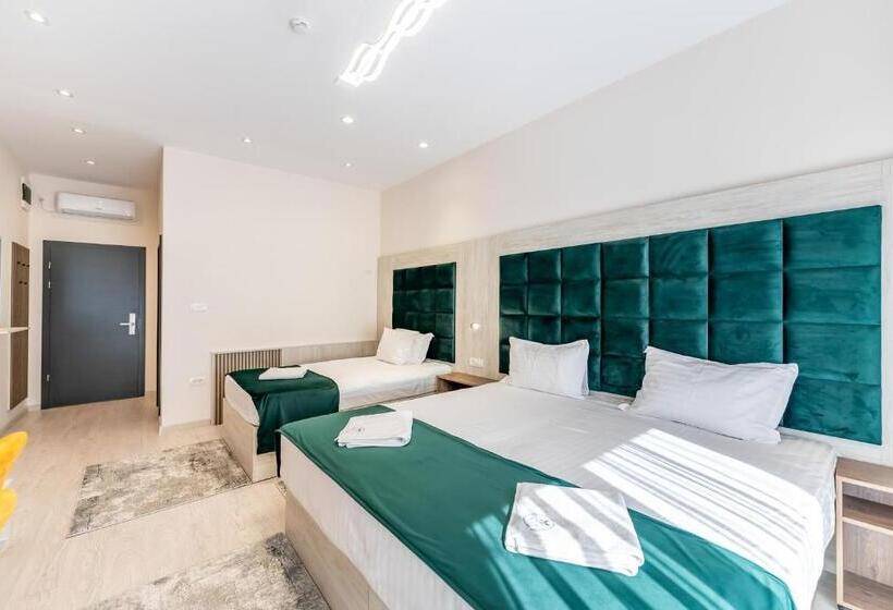 غرفة قياسية ثلاثية مزودة بشرفة, M City Apart