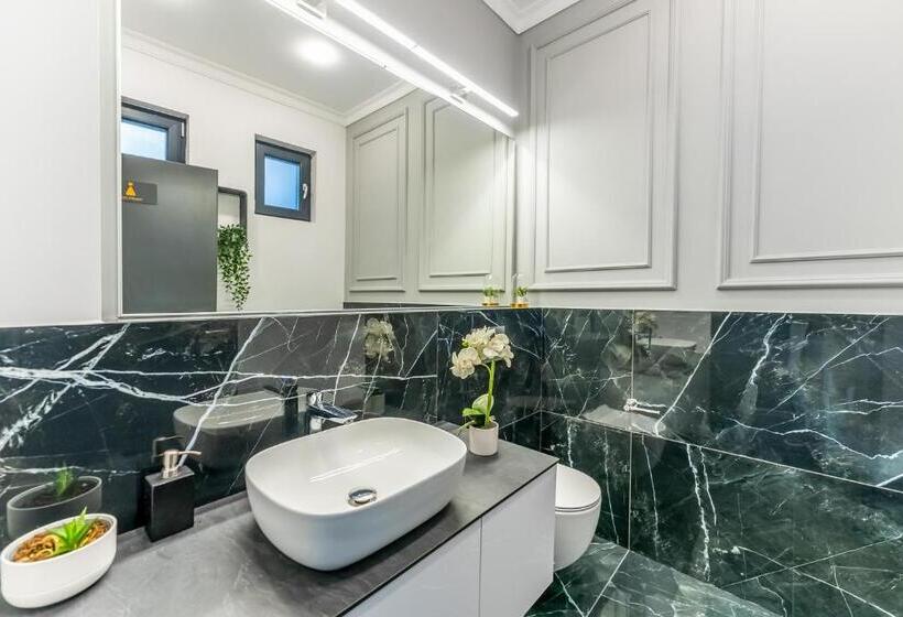 غرفة قياسية ثلاثية مزودة بشرفة, M City Apart