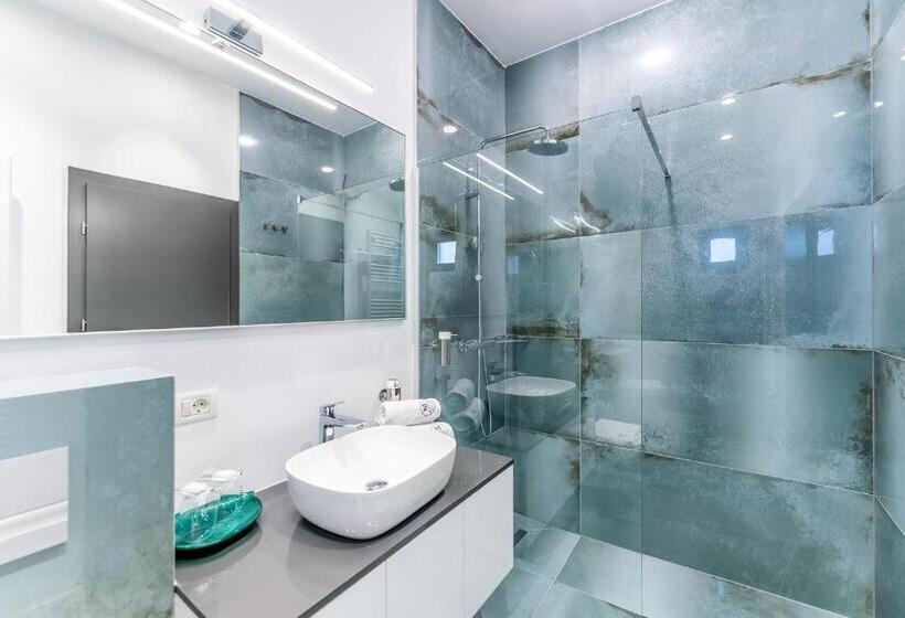 غرفة قياسية ثلاثية مزودة بشرفة, M City Apart