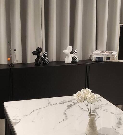 Apartament 2 Dormitoare, Dawn House