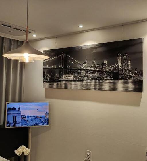 Apartament 2 Dormitoare, Dawn House