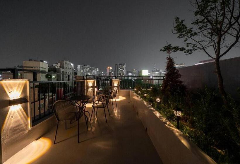 Apartament 2 Dormitoare, Dawn House