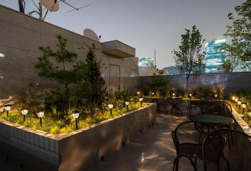 Apartament 2 Dormitoare, Dawn House