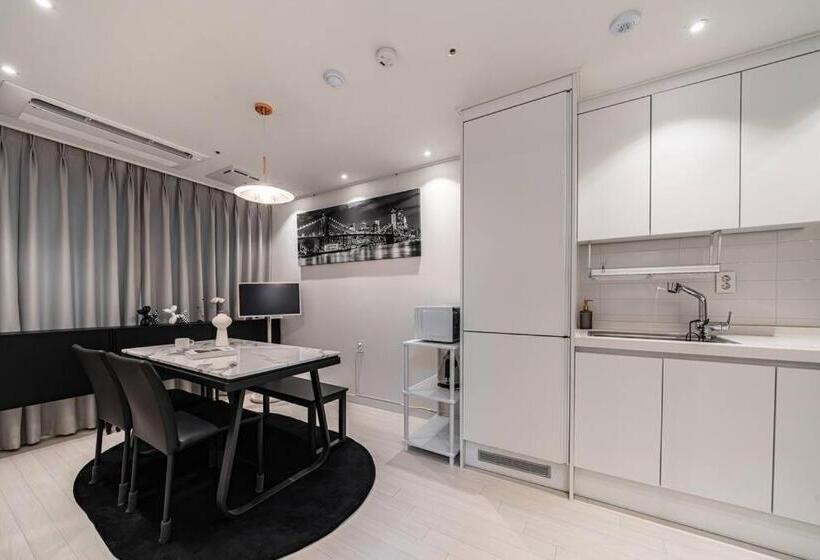 Apartament 2 Dormitoare, Dawn House