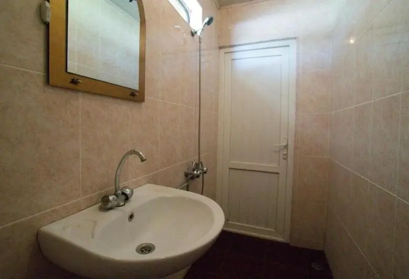 اتاق خانوادگی, Irakli Guest House